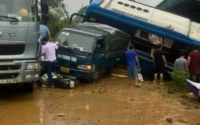 Hiện trường vụ sạt lở đất vùi lấp nhiều phương tiện giao thông tại Hà Giang