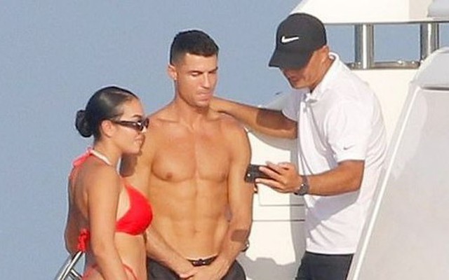 Bạn gái Ronaldo gây bàn tán