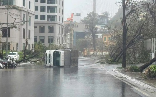 Cơn bão kinh hoàng đổ bộ vào đất liền nước ta: Đã có 4 người chết, 78 người bị thương