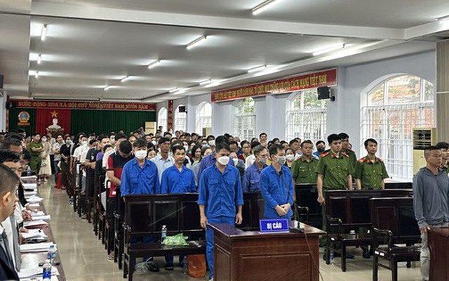 Hoãn xét xử 7 thanh tra giao thông nhận tiền "bảo kê" xe vi phạm