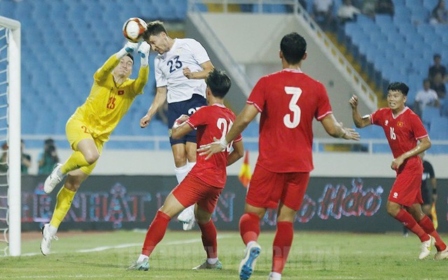 Vừa trở về nước, HLV Nga liền bình luận đầy bất ngờ về một tuyển thủ Việt Nam