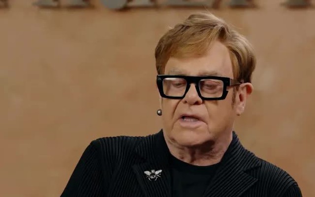 Elton John khổ sở vì nhiễm trùng mắt