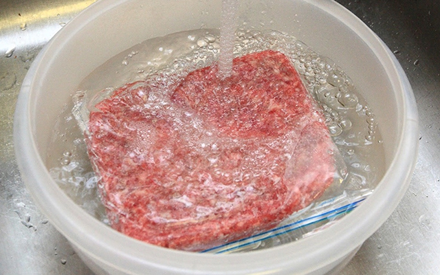 Rã đông thịt từ ngăn đá thế nào cho đúng? Đầu bếp lâu năm chỉ cách đơn giản, ngâm trong nước là sai lầm!