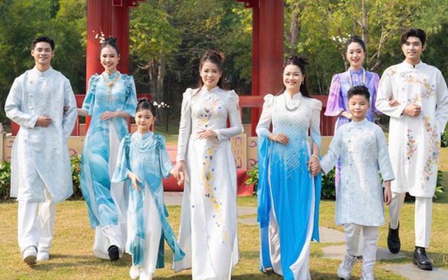 Dàn người mẫu diện áo dài của NTK Hoàng Ly