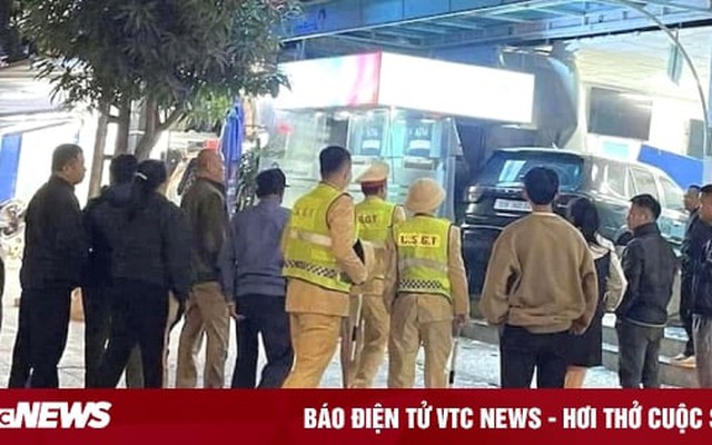 Ô tô đâm vào trụ sở ngân hàng, bảo vệ hốt hoảng tưởng cướp