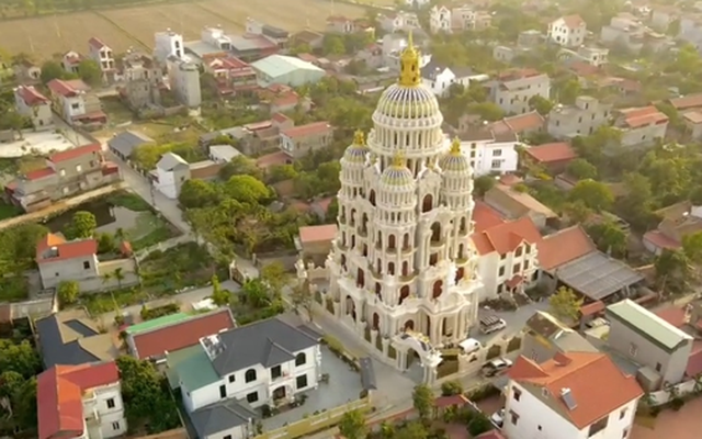 Sáng nhất Bắc Ninh lúc này: Tòa lâu đài 12 tầng sừng sững mọc lên giữa làng quê, giá trị ước tính vài trăm tỷ nhưng dân tình phát hiện một chi tiết "khác thường"