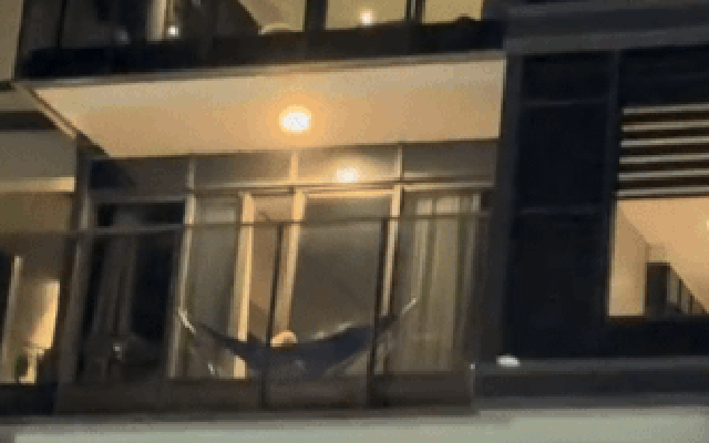 Camera tóm dính chuyện hàng xóm làm ở ban công vào buổi tối, vị trí căn nhà khiến chủ nhân nổi tiếng rần rần