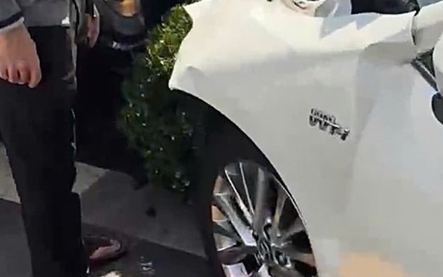 TP HCM: Nhiều xe máy và ô tô bị tông trên đường Hoàng Văn Thụ