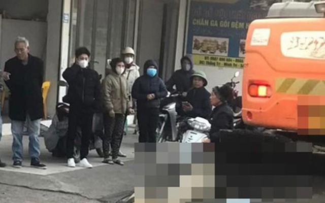 Hà Nội: Máy xúc va chạm xe máy trên đường, hai trẻ em tử vong