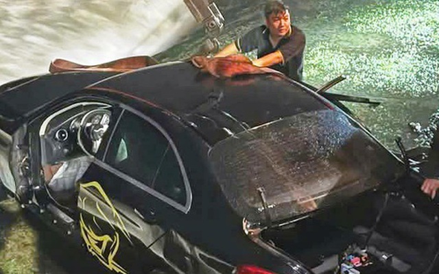 Vụ xe Mercedes chở 5 người lao xuống biển: Chuyển hồ sơ để điều tra