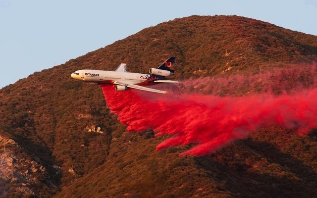 Bột màu hồng phun lên đám cháy rừng California là gì?