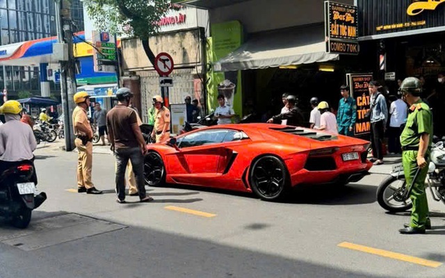 Tài xế lái siêu xe Lamborghini có biểu hiện lạ, đột ngột dừng giữa đường