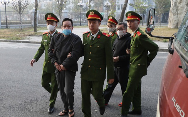 Cựu chủ tịch Bình Thuận Lê Tiến Phương cùng các đồng phạm đến toà trên xe 29 chỗ