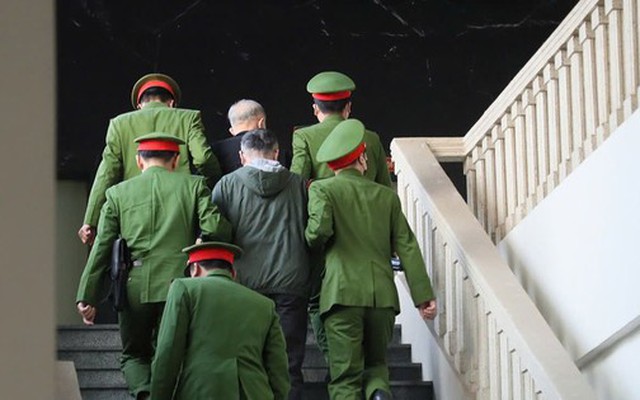 Hình ảnh cựu lãnh đạo UBND tỉnh Bình Thuận cùng đồng phạm hầu tòa vì gây thiệt hại 308 tỷ đồng