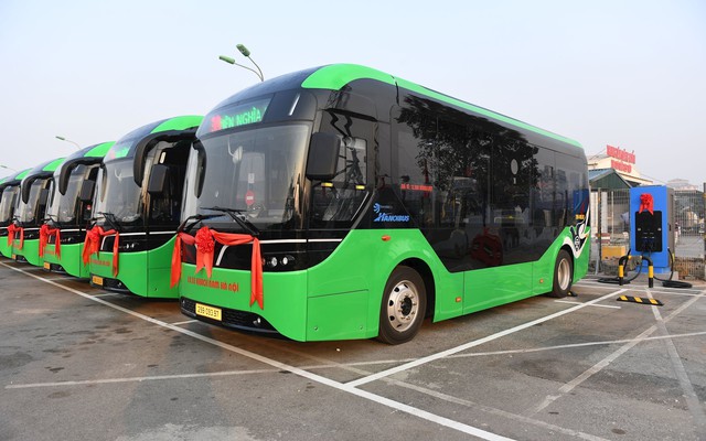 bus vinfast : Ngắm tận mắt dàn xe buýt điện mới của VinFast vừa bàn ...