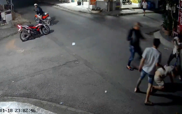 Shipper đa chấn thương sau khi bị nhóm thanh niên đánh đập, tông xe vào người: Hé lộ nguồn cơn