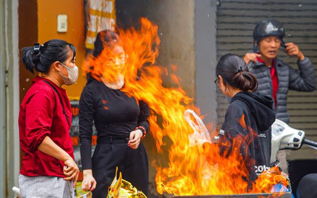 Dân phố cổ Hà Nội đốt vàng mã cúng Táo quân ngoài đường, khói bốc nghi ngút