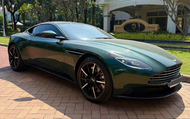 Rao Aston Martin DB11 gần như mới tinh, người bán chia sẻ: ‘Lăn bánh 19 tỷ giờ bán lại còn hơn 13 tỷ’