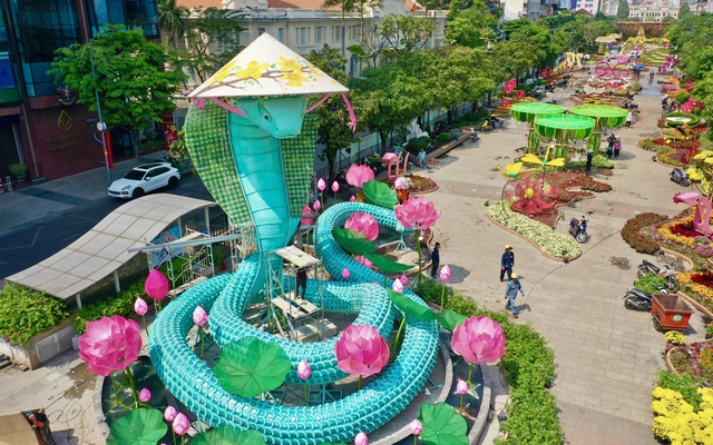 Cận cảnh nàng Tỵ cao 10 mét đội nón lá trên đường hoa Nguyễn Huệ, được mệnh danh là "trùm cuối" linh vật 2025