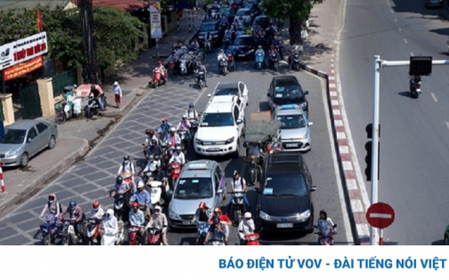 Xe máy đè vạch dừng đèn đỏ sẽ bị phạt bao nhiêu?