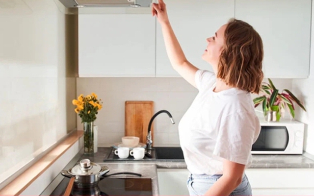 Cách vệ sinh máy hút mùi không cần tháo