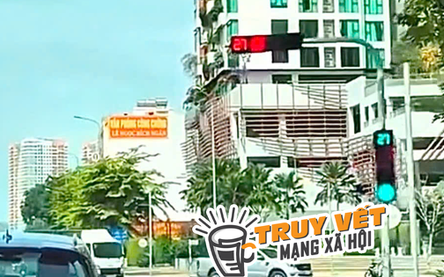 Xôn xao clip "ô tô đi đến đâu đèn xanh bật đến đó"