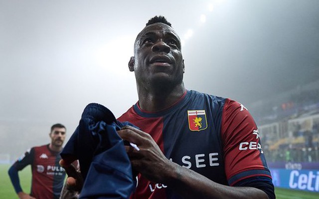 'Ngựa chứng' Mario Balotelli trên đường tới Hàn Quốc chơi bóng