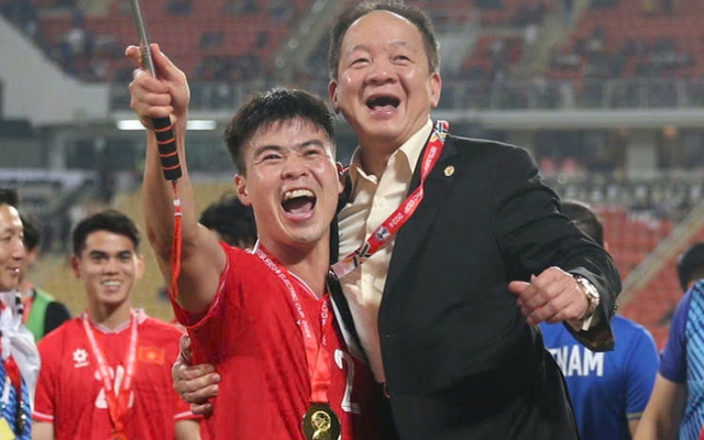 Duy Mạnh nhấc bổng bầu Hiển, nhà vô địch AFF Cup 2008 kỳ vọng tuyển Việt Nam vươn tầm châu lục