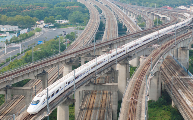 Tham vọng phá kỷ lục ‘lớn nhất thế giới’ của chính mình, Trung Quốc tăng tốc để phủ kín đất nước bằng 60.000 km đường sắt cao tốc, chạy vài tỷ chuyến một năm