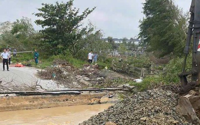 Đê sông Vinh bị vỡ đoạn dài 6 m, hàng trăm người căng mình ứng cứu