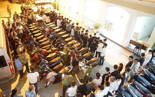 Bắt tạm giam 34 đối tượng còn rất trẻ tuổi: Nhiều người bật khóc nức nở khi nghe đọc lệnh