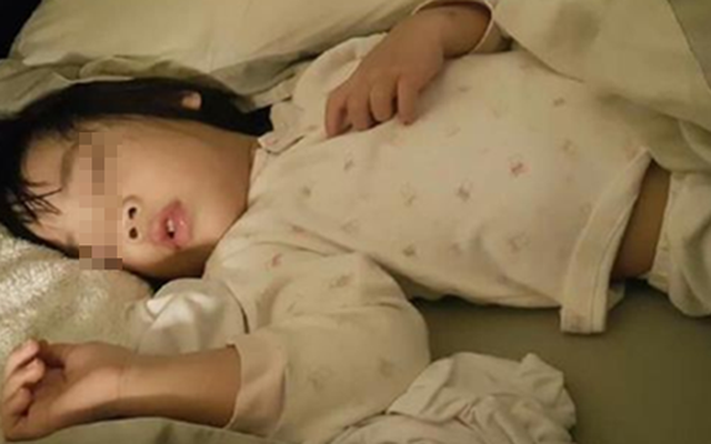 Bé gái 6 tuổi ngủ một mình trên chiếc giường 2 mét, nhưng lúc nào cũng kêu "chật chội", người mẹ bật khóc khi kiểm tra camera giám sát!