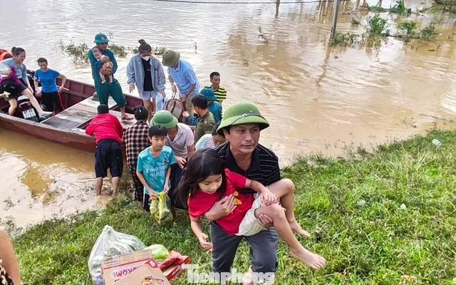Nước sông Lam dâng cao 5m, hàng nghìn hộ dân khẩn cấp sơ tán