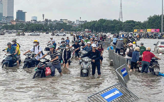 Hà Nội lại mưa to, lượng mưa so với trận lụt lịch sử 2008 thế nào mà nhiều nơi chìm trong biển nước?