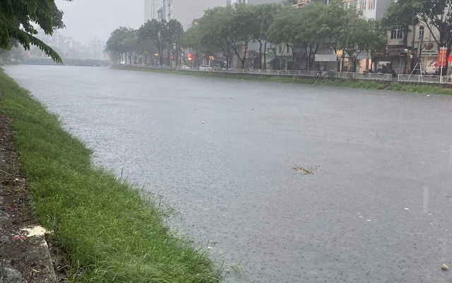 Sông Tô Lịch nước dâng sát bờ, cụ thể là bao nhiêu mét?