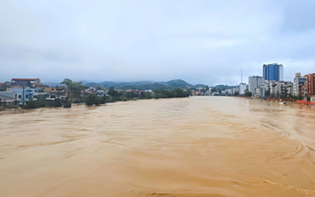 Nước sông vượt đỉnh lũ lịch sử năm 1986, người dân Cao Bằng trắng đêm sơ tán