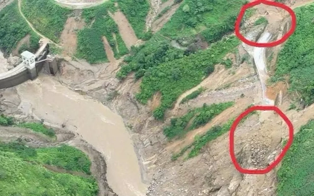 Một ô tô bán tải chở ba người nghi bị vùi lấp trong vụ sạt lở ở Lào Cai