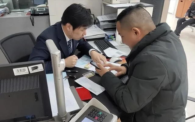 Bỗng dưng có gần 30 tỷ trong tài khoản, nam công nhân "lên đời" nhà, xe chớp nhoáng để rồi nhận về cái kết đắng