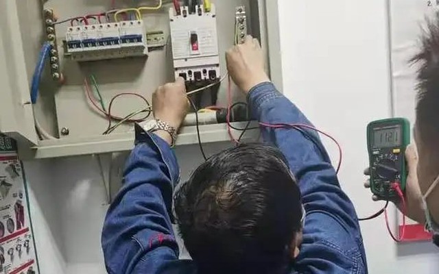 Tắt hết thiết bị điện trong nhà nhưng công tơ vẫn nhảy số, ngốn hơn 3,7 triệu đồng/tháng, người đàn ông gọi thợ đến kiểm tra thì được thông báo: “Có 1 dòng điện lạ”