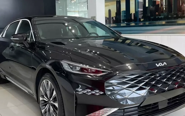 Sedan hàng hiếm Kia K8 xuất hiện tại Việt Nam
