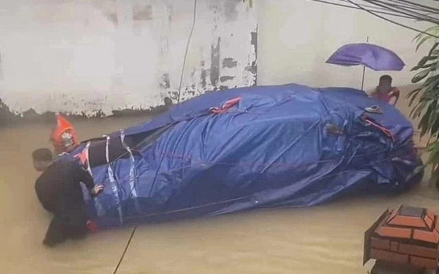 Dùng bạt chống ngập ô tô trong mùa mưa bão: Cẩn thận 'tiền mất tật mang'
