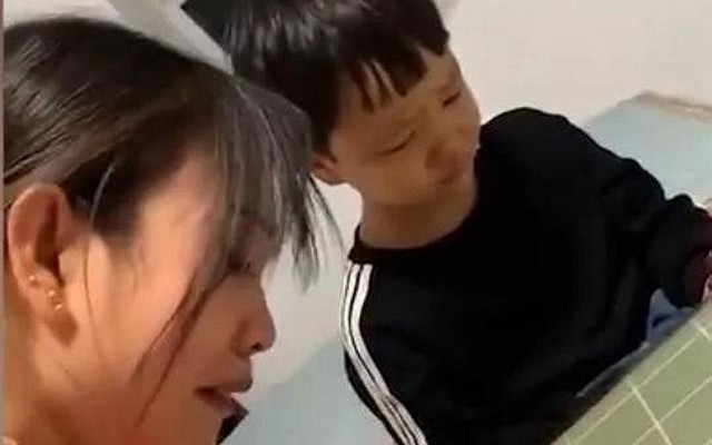 Cậu bé làm phép tính "11-4=7" bị gạch sai, mẹ lên kiện cô giáo thì nhận về cái kết đắng: "Cả lớp này mỗi con chị sai thôi"