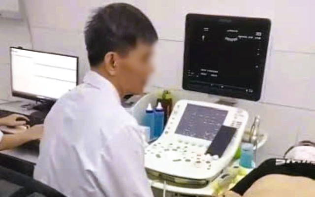 Bác sĩ bị phản ánh "vừa siêu âm cho bệnh nhân vừa xem bóng đá trên điện thoại"