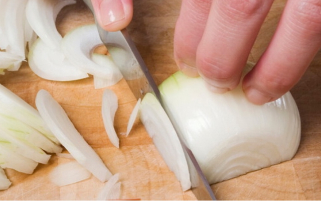Cắt hành tây không còn cay mắt nhờ biết 5 cách này, nhiều người bất ngờ vì làm bếp bao năm giờ mới biết