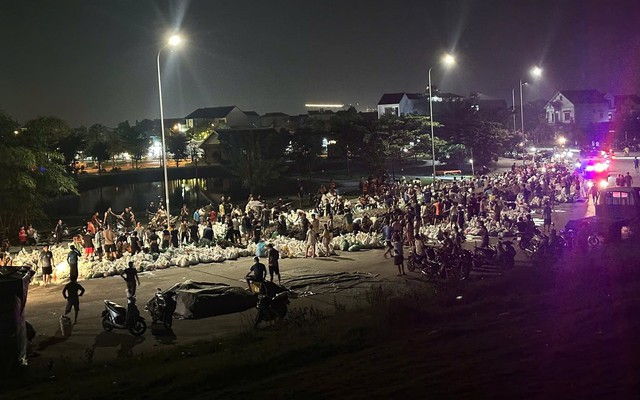 Nước sông Cầu dâng cao, các lực lượng căng mình đắp đê Tam Giang trong đêm