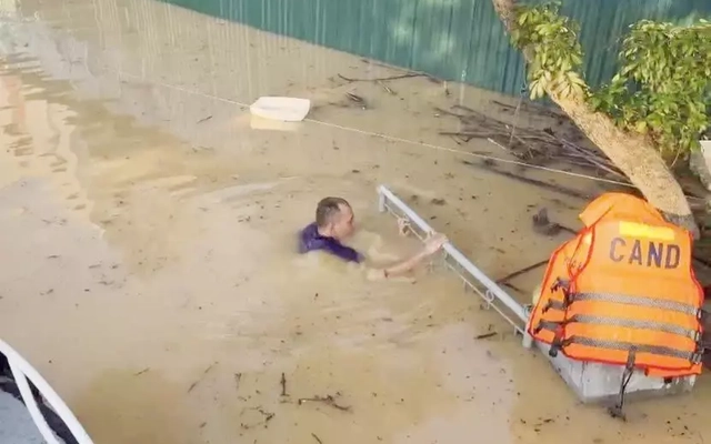 Phó Trưởng Công an xã ở Bắc Ninh lặn gần 2m phá khóa cứu hai mẹ con giữa lũ dữ