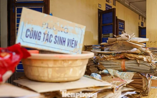 Thái Nguyên: Đại học Sư phạm tan hoang sau lũ, học bạ, con dấu trôi khắp nơi