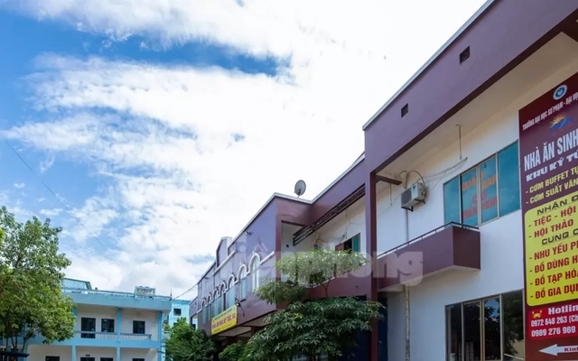 Đình chỉ nhân viên từ chối suất ăn từ thiện khi sinh viên đang bị cô lập