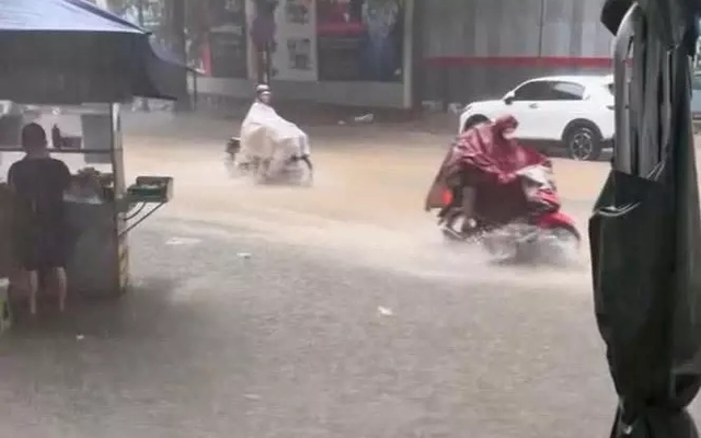 Hà Nội xuất hiện hơn 10 điểm ngập sau trận mưa sáng 11/10