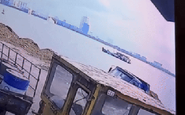 Clip: Nam tài xế cùng xe ben trượt xuống biển ở Cảng Tiên Sa